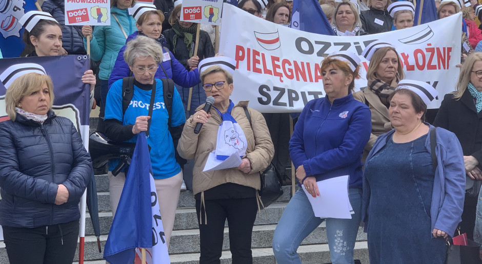 Pielęgniarki pikietowały w Katowicach. Zapowiadają odejścia ze szpitali, bo dyrektorzy płacą za mało