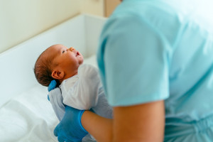 Eksperci: warto wprowadzić przesiew noworodków w kierunku choroby Pompego