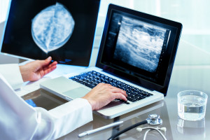 Pierwsza w Polsce biopsja pod kontrolą mammografii spektralnej ze wzmocnieniem kontrastowym