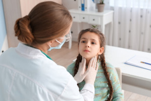 Częste infekcje uszu, gardła i nosa u małych dzieci mogą zwiększać ryzyko autyzmu