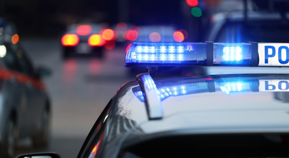 Policjanci eskortowali rodzącą kobietę. Fot. Shutterstock Policjanci z Ostrołęki eskortowali do szpitala kobietę rodzącą bliźnięta