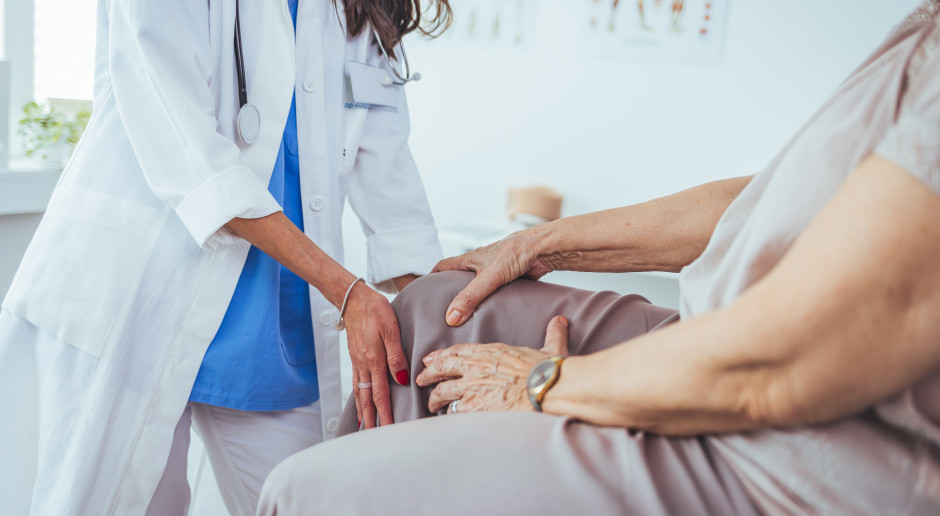 Na mocy zarządzenia świadczeniodawca będzie mógł wskazać wnioskowaną liczbę dni zabiegowych w rehabilitacji domowej. Fot. AdobeStock 1 maja wchodzą zmiany w rehabilitacji domowej. Placówka wskaże liczbę dni zabiegowych