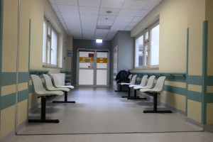 Szpitale wciąż masowo ograniczają odwiedziny. Rzecznik zapowiada kary nawet 500 tys. zł