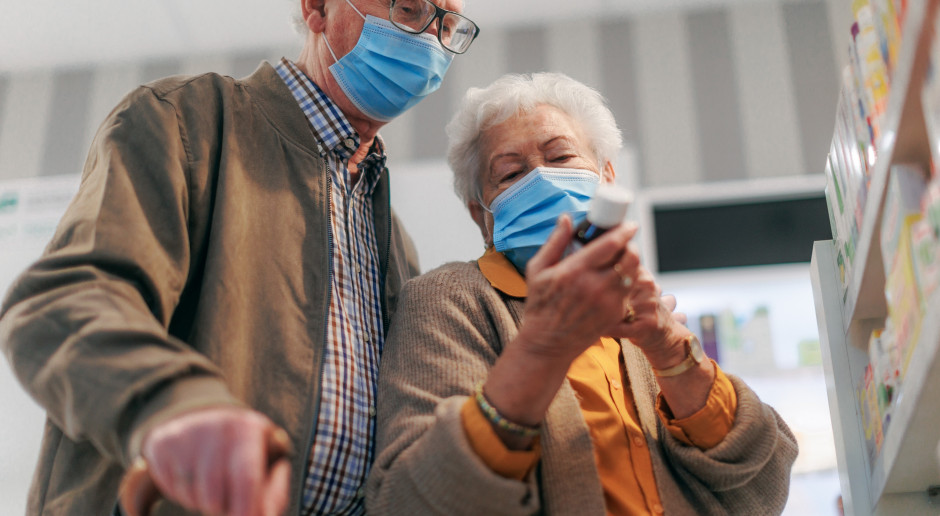 Seniorom coraz częściej brakuje pieniędzy na wykup leków - wynika z badania, które zleciła Koalicja „Na pomoc niesamodzielnym” Fot. Shutterstock 9 maja w Sejmie o Lekach 75+. Niedzielski: obniżenie kryterium wieku o 5 lat to koszt 1,3 mld zł