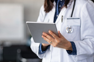 Terapia przez tablet? Szpital dostał pieniądze na pilotaż. Chce skrócić kolejki