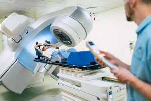 Liczba pacjentów leczonych radioterapią wzrosła. 1 na 10 osób nie korzysta z leczenia