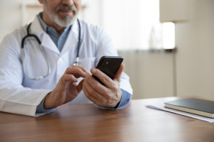 ZUS planuje wprowadzić aplikację mobilną dla lekarzy. Wystawianie zwolnień ma być łatwiejsze