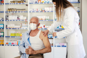 Farmaceuci: szczepienie przeciw COVID-19 i grypie po kursach. Zmiany w przepisach
