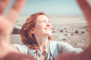 Okuliści ostrzegają: selfie na słońcu może spowodować uraz oczu