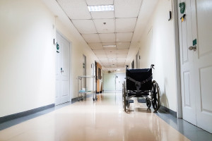 Pielęgniarka i sekretarka medyczna ranne w wyniku ataku nożownika w szpitalu we Francji