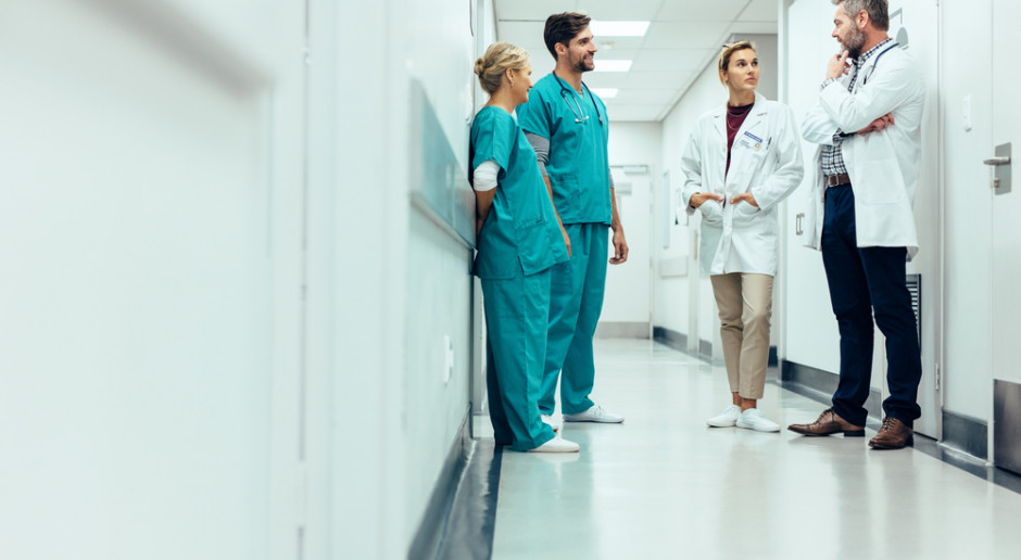 Minister zdrowia podkreślił, że GUS wykazał najszybszy wzrost wynagrodzeń w sektorze medycznym. Fot. Shutterstock Wynagrodzenia w ochronie zdrowia. "Udało się powstrzymać odpływ kadry medycznej na zachód"