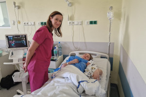 Fizjoterapeutka pomaga kobietom po porodach i cesarskich cięciach w szpitalu w Kielcach