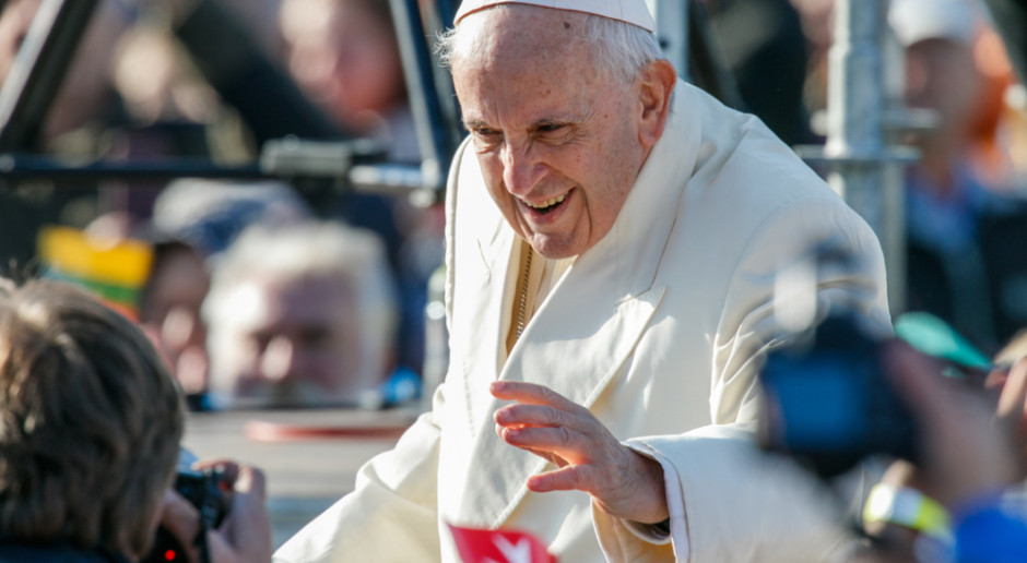 Na obecnym etapie rekonwalescencji papież musi unikać wszelkiego obciążania ściany jamy brzusznej - podkreślono. Fot. Shutterstock Papież pozostanie w szpitalu prawdopodobnie przez cały przyszły tydzień