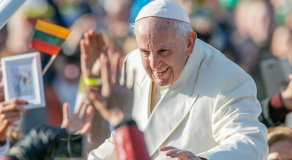 Watykan: Papież w szpitalu pracuje i odpoczywa