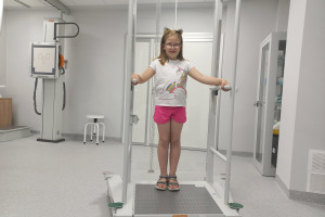 W Reptach badają skoliozę u dzieci najnowocześniejszym urządzeniem RTG w Polsce