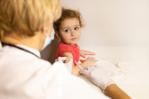 Będą szybkie mandaty za odmowę szczepienia dzieci. Ministerstwo Zdrowia zmienia przepisy