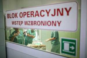 Lekarze wskazują, jak zatrzymać medyków w Polsce. Postulują pięć zmian