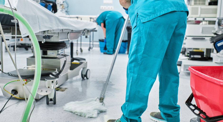 Salowe ze szpitala w Gorlicach proszą o interwencję w sprawie warunków pracy i płacy. Fot. AdobeStock Salowe poskarżyły się na warunki pracy i płacy. Wyniki kontroli PIP do połowy lipca