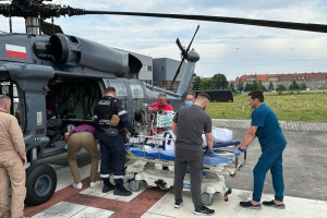 Policyjny Black Hawk przetransportował chorego pacjenta. 