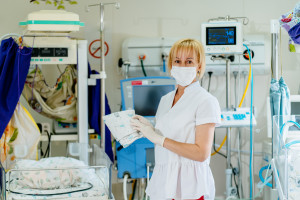 Potrzebne studia pomostowe dla położnych. OZZPiP alarmuje: ich zatrudnianie stanie się bezcelowe. Tysiące zostaną bez pracy