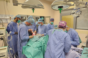 Lekarze usunęli olbrzymi guz z żuchwy u 15-letniej Afrykanki. Operacja trwała 6 godzin