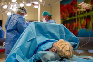 W klinice w Łodzi pacjenci podczas operacji ortopedycznych słuchają muzyki