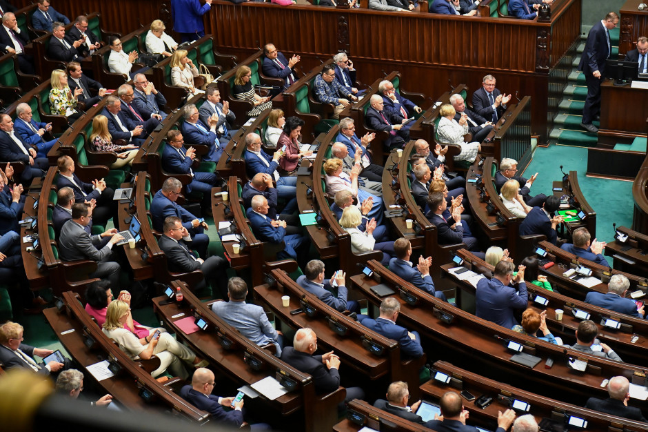 Wynagrodzenia pielęgniarek, ustawa refundacyjna i dodatki dla ratowników. Dziś obraduje Sejm