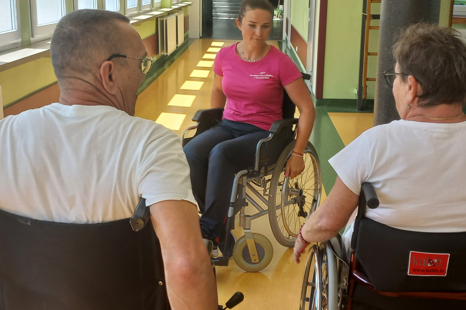 Los fisioterapeutas «Repty» del GCR enseñan a los pacientes a usar sillas de ruedas