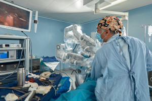 Roboty chirurgiczne. MZ zapowiada ośrodki szkoleniowe i zmiany w systemie kształcenia