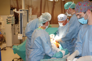 Ortopedzi ze szpitala wojskowego jako pierwsi w Polsce wszczepili taki implant