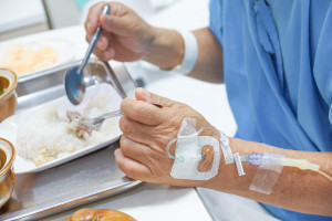 "Co trzeci pacjent w polskim szpitalu głoduje". Przyczyną m.in. brak dietetyków