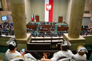 Projekt ustawy pielęgniarek o wynagrodzeniach trafi do komisji. Ten Sejm nie zdąży?