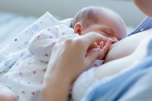Karmienie niemowląt piersią znacznie zmniejsza ryzyko ich śmierci