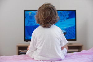 Nadmierne oglądanie telewizji w dzieciństwie grozi po latach wieloma zaburzeniami