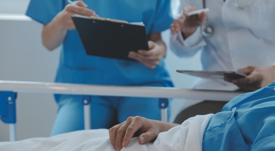 Niektóre kadry wywoływały presje na dyrektorów lecznic. Fot. Shutterstock Pielęgniarka na dyżurze o 113 godzin za długo. NIK o pracy w szpitalach i zarządzaniu