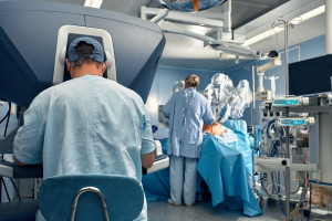 Szpital wojewódzki wprowadza operacyjne leczenie raka jelita grubego z wykorzystaniem robota