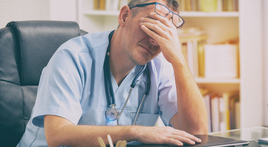 Lekarze nie dostrzegają u siebie niepokojących objawów. Fot. Adobe Stock Psychiatrka: jedna trzecia moich pacjentów to lekarze. "Od studiów wpaja się, że lekarz pracuje do upadłego"