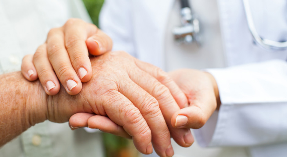 Oszustki wyłudzały pieniądze od seniorów. Fot. Shutterstock Oszustki podawały się za lekarkę i pielęgniarkę. Wyłudziły ok. 70 tys. zł