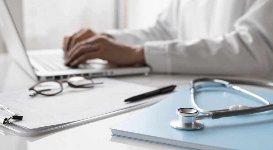 Lekarz wystawiał lewe L4. Trafił do aresztu. Fot. Shutterstock Psychiatra wystawiał lewe zwolnienia lekarskie za łapówki. Trafił do aresztu