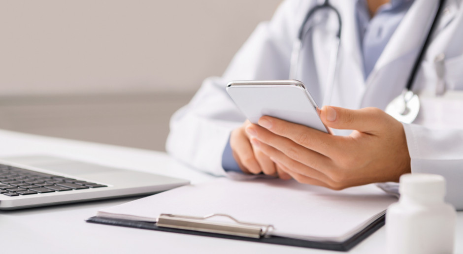 Wygodna aplikacja już do pobrania na smartfon. Fot. Shutterstock mZUS dla lekarza. Jest nowa mobilna aplikacja ZUS dla medyków i asystentów medycznych