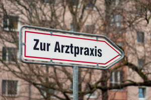 Niemcy: lekarz rodzinny rozpowszechnia antysemickie treści, prokuratura wznowi śledztwo