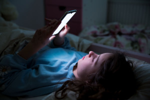 Niebieskie światło z telefonów i laptopów może przyspieszać dojrzewanie u dzieci. Niepokojące badania