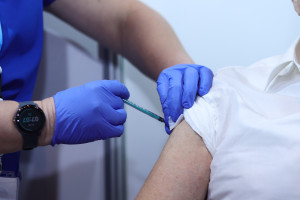 Eksperci: szczepienia przeciwko COVID-19 dla każdego raz w roku. Będzie jednolita książeczka
