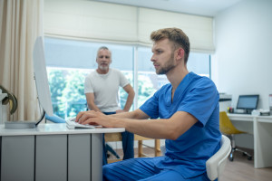 Nie każdy lekarz wystawi receptę na darmowe leki. Ministerstwo Zdrowia wyjaśnia zasady w tym zakresie