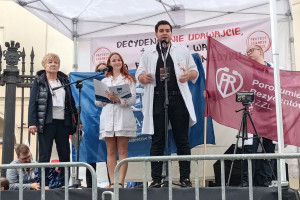 Lekarze protestują przed Ministerstwem Zdrowia. "Degradacja kształcenia to upadek państwa"