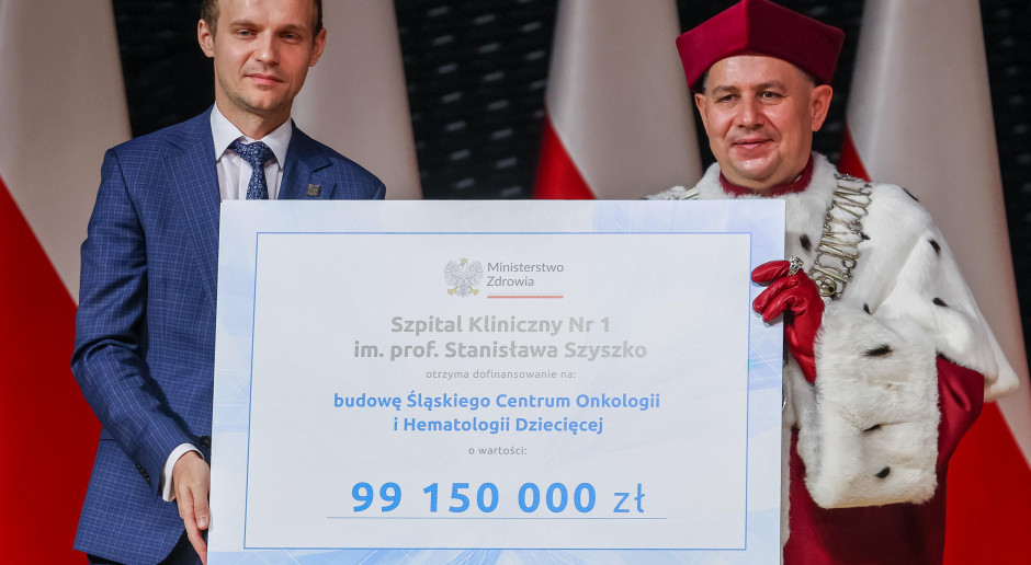 El Viceministro de Sanidad entregó al Rector un cheque por valor de aproximadamente 100 millones de zlotys