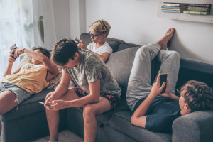 Ponad 4 godziny dziennie ze smartfonem zwiększa ryzyko problemów psychicznych u nastolatków