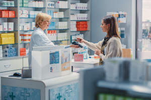 Hay decisión del titular del Fondo Nacional de Salud que especifica las reglas para la contratación con farmacias para brindar servicios en servicio