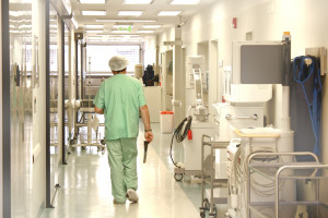 W szpitalach wciąż ubywa ł&oacute;żek. Coraz więcej plac&oacute;wek stawia na leczenie jednego dnia