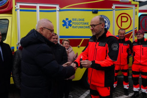 Dwie nowe karetki kontenerowe w bielskim pogotowiu